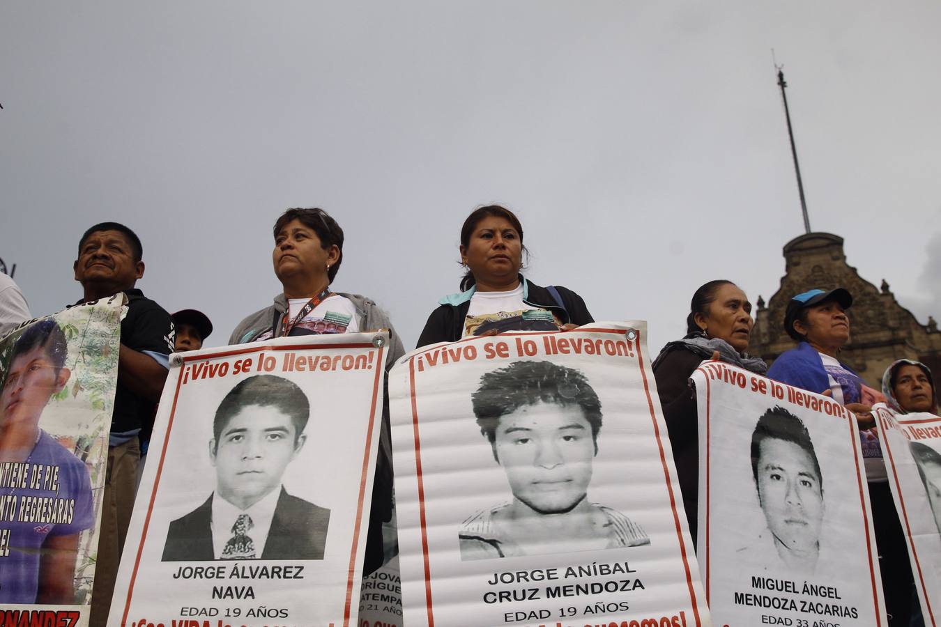 Familiares y amigos de los estudiantes desaparecidos en Ayotzinapa se manifiestan en Ciudad de México para exigir justicia en el mismo día en que se cumplen cuatro años de la desaparición de los 43 estudiantes, en el sureño estado de Guerrero.