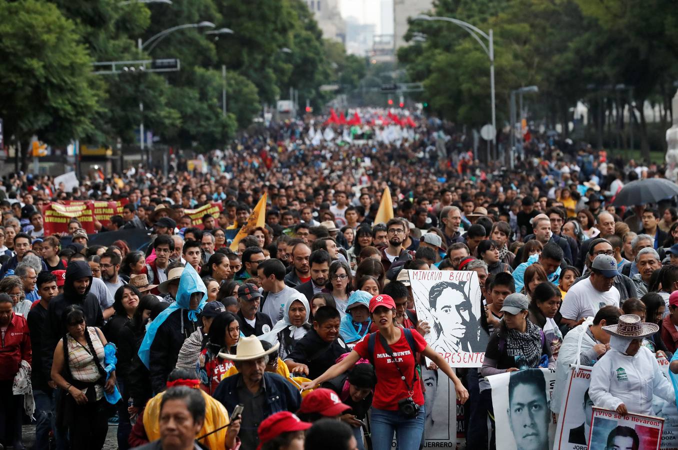 Familiares y amigos de los estudiantes desaparecidos en Ayotzinapa se manifiestan en Ciudad de México para exigir justicia en el mismo día en que se cumplen cuatro años de la desaparición de los 43 estudiantes, en el sureño estado de Guerrero.