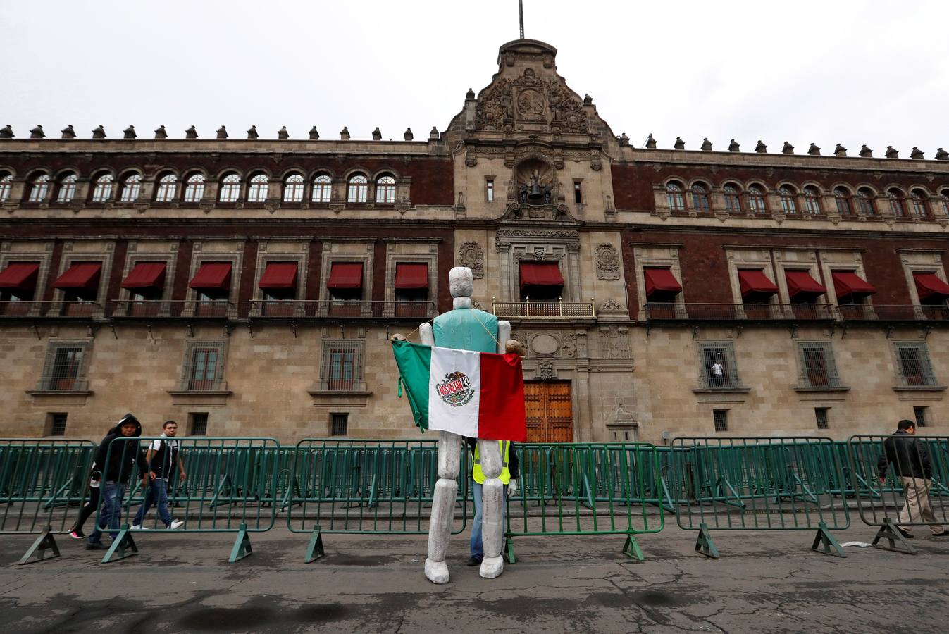 Familiares y amigos de los estudiantes desaparecidos en Ayotzinapa se manifiestan en Ciudad de México para exigir justicia en el mismo día en que se cumplen cuatro años de la desaparición de los 43 estudiantes, en el sureño estado de Guerrero.