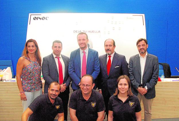 De pie, Eva Franco, de Hidrogea; José Luis Mendoza, de la UCAM; Joaquín Segado, de la Autoridad Portuaria; Luis Monge, de Banco Santander; Andrés Dulanto, de EFE, y el equipo Oisoc. S. T. / EFQ