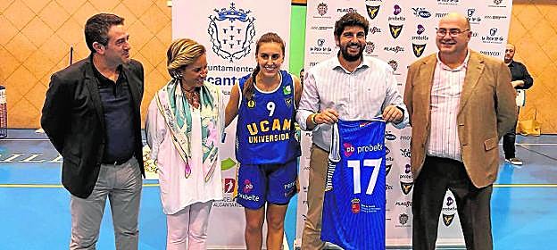 Horas después, en Alcantarilla . El presidente Fernando López Miras, que no quiso valorar las declaraciones de José Luis Mendoza, acudió anoche al partido entre el UCAM Probelte Jairis y el CB Almería para, según su gabinete, apoyar el baloncesto base femenino. 