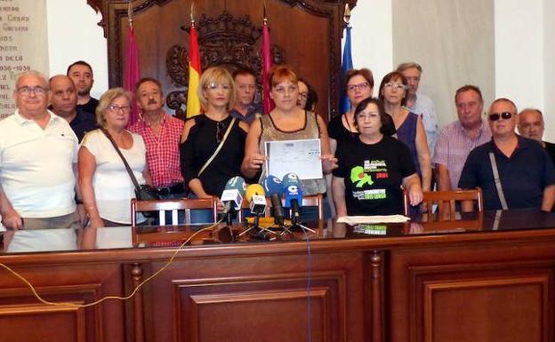 Pilar, hija del matrimonio de septuagenarios embargados, en el centro, durante la rueda de prensa de este jueves. 