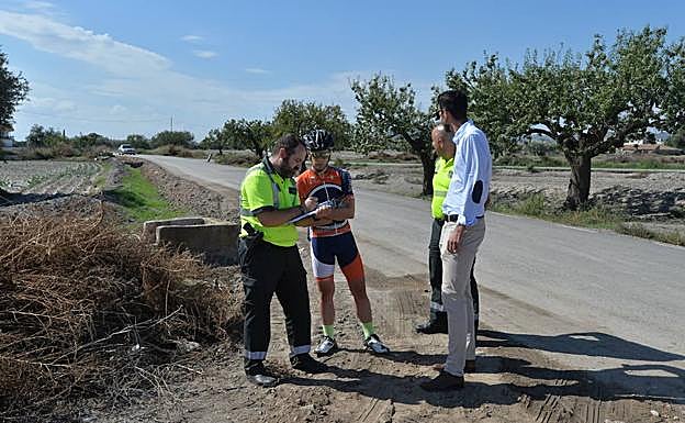Uno de los ciclistas presta declaración tras el accidente.