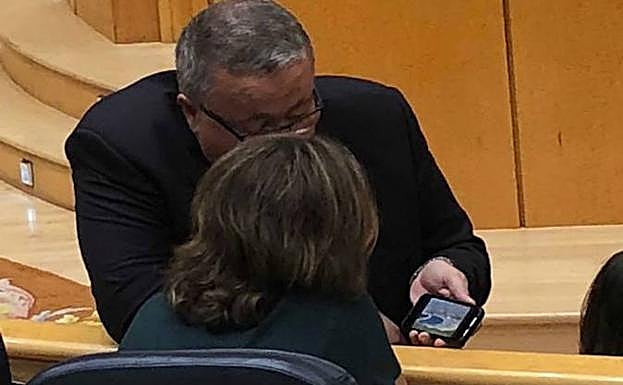 El senador le muestra a la ministra Teresa Ribera imágenes de la bahía de Portmán. 