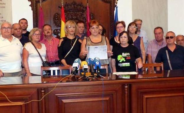 Pilar, hija del matrimonio de septuagenarios embargados, en el centro, durante la rueda de prensa de este jueves.