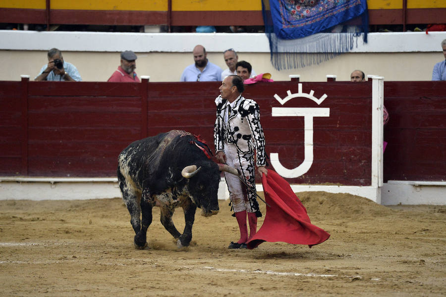 El torero celebra su última corrida junto a El Juli en la plaza de La Era de Abarán