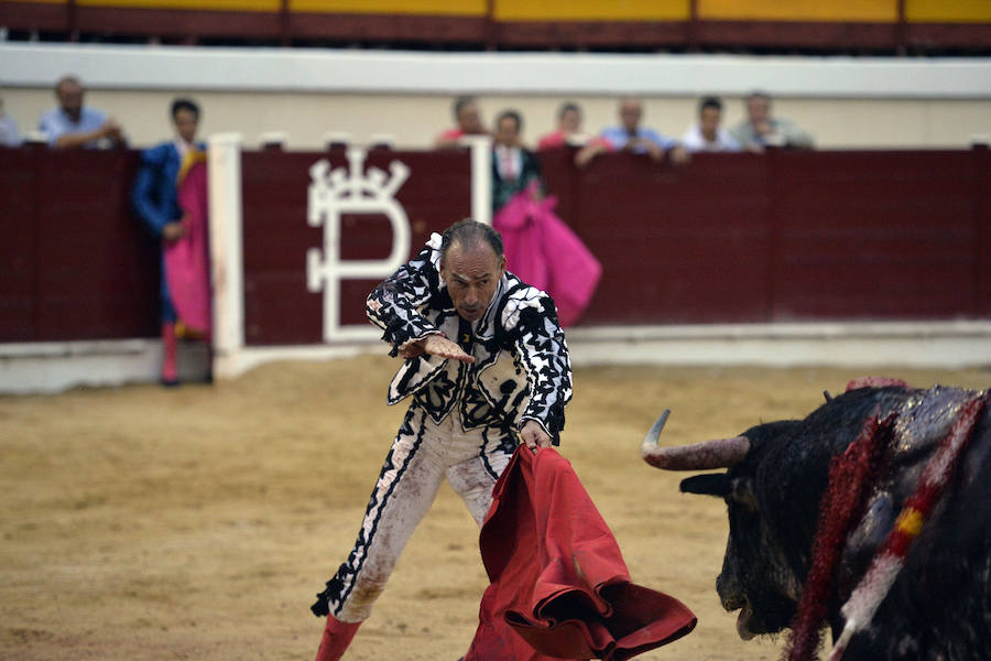 El torero celebra su última corrida junto a El Juli en la plaza de La Era de Abarán