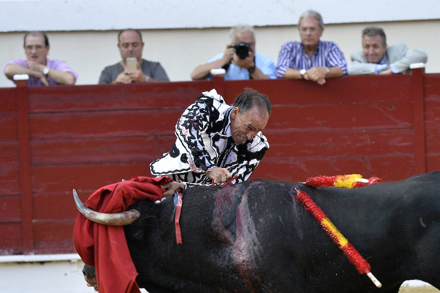 El torero celebra su última corrida junto a El Juli en la plaza de La Era de Abarán