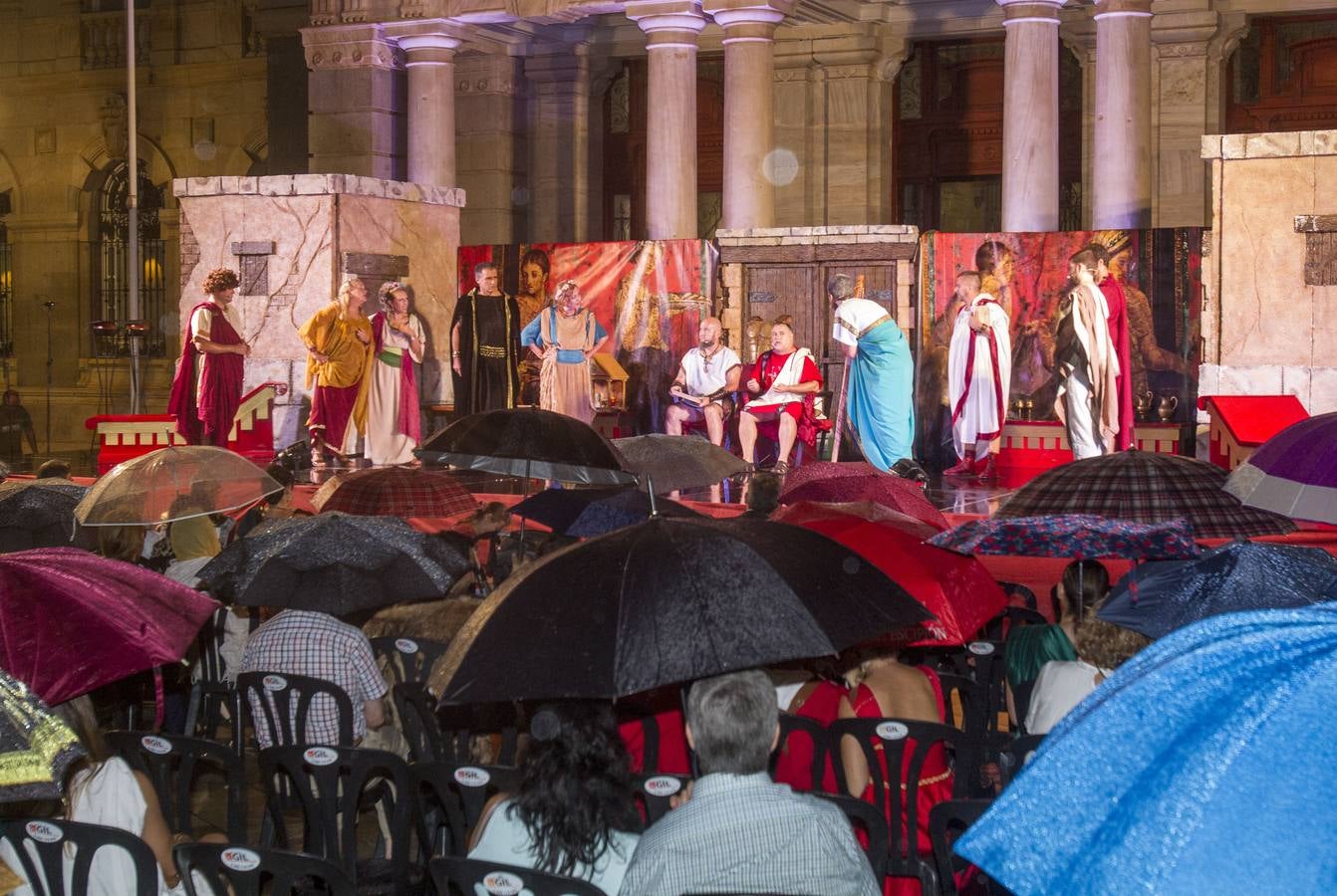 Unas 200 personas resisten la lluvia para ver la reconstrucción en tono de comedia de dos pleitos reales de hace dos mil años en el contexto de las fiestas de Carthagineses y Romanos celebradas en Cartagena.