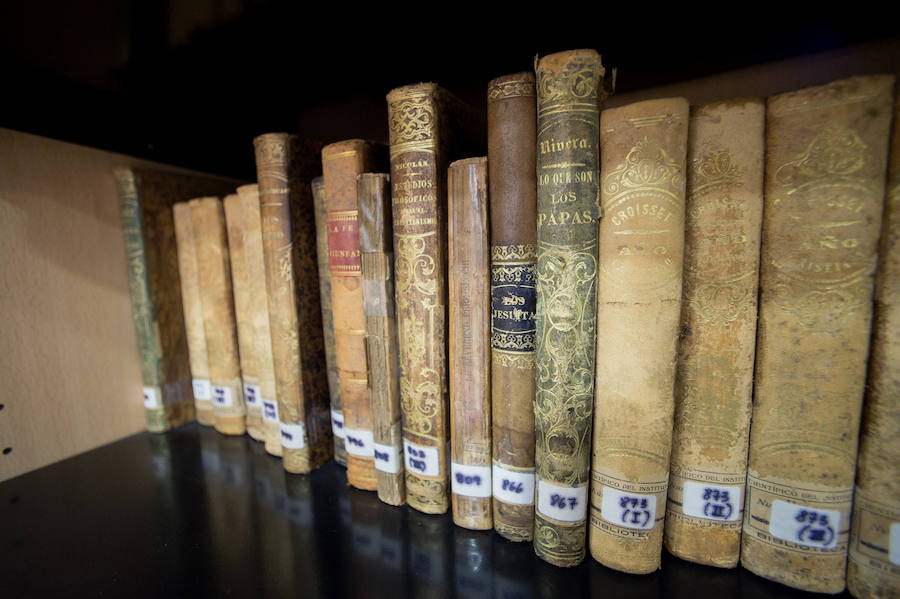 El presidente regional señala, ante las preguntas sobre si se va a reunir con el máximo responsable de la Universidad Católica para rebajar la tensión, que él, «de tensión», anda «muy bien»