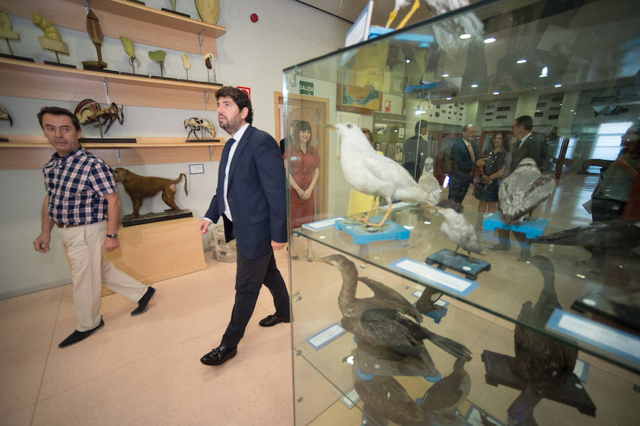 El presidente regional señala, ante las preguntas sobre si se va a reunir con el máximo responsable de la Universidad Católica para rebajar la tensión, que él, «de tensión», anda «muy bien»