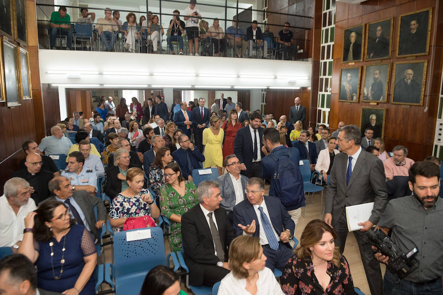 El presidente regional señala, ante las preguntas sobre si se va a reunir con el máximo responsable de la Universidad Católica para rebajar la tensión, que él, «de tensión», anda «muy bien»