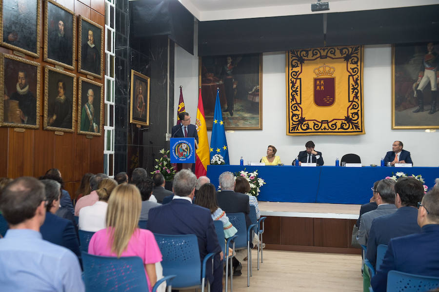 El presidente regional señala, ante las preguntas sobre si se va a reunir con el máximo responsable de la Universidad Católica para rebajar la tensión, que él, «de tensión», anda «muy bien»