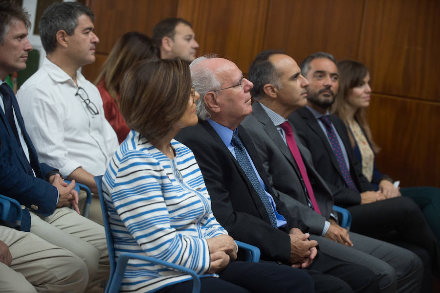 El presidente regional señala, ante las preguntas sobre si se va a reunir con el máximo responsable de la Universidad Católica para rebajar la tensión, que él, «de tensión», anda «muy bien»