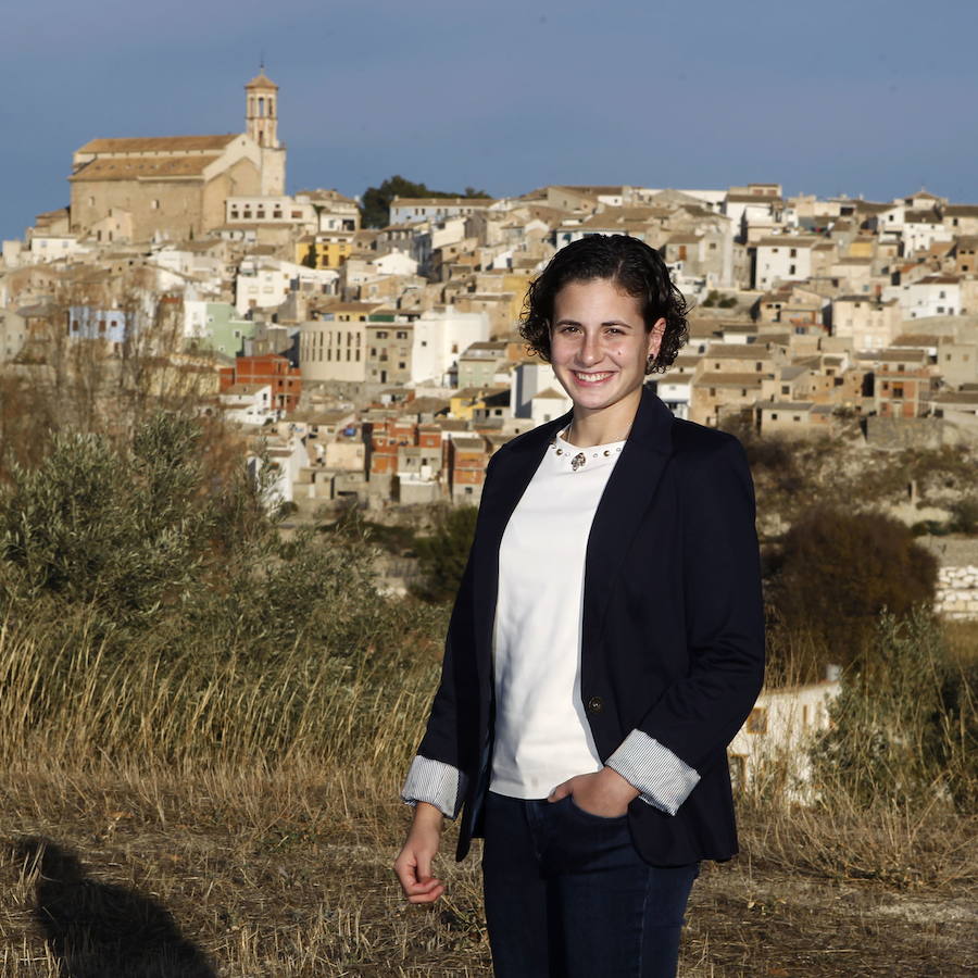 La piloto ceheginera Ana Carrasco, con su pueblo al fondo, en una imagen de diciembre de 2017.