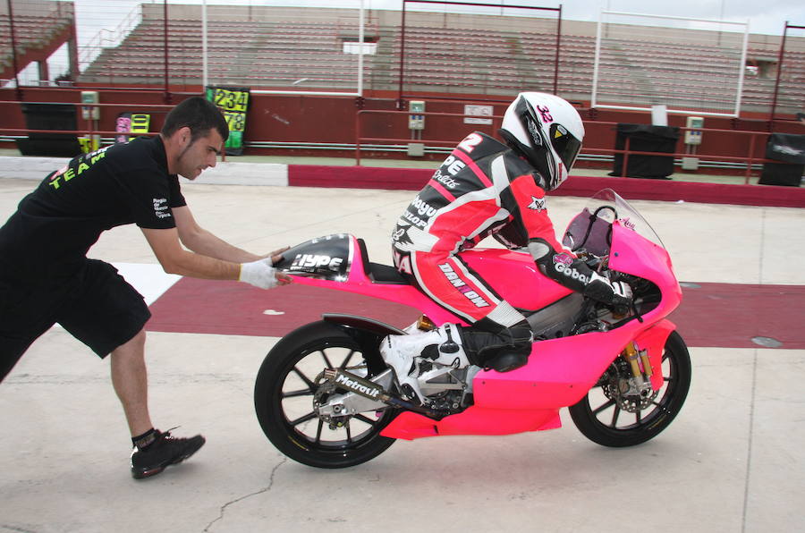 En 2011, la ceheginera comenzó a derribar barreras al convertirse en la única mujer que participó en el Campeonato de España de Motociclismo de ese año.
