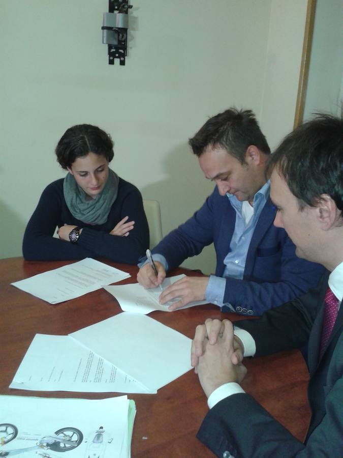 En diciembre de 2013, Ana Carrasco abandona el Team Calvo y se suma a la disciplina del equipo holandés RW Racing, la escuadra que ese año coronó a Luis Salom como subcampeón del mundo.