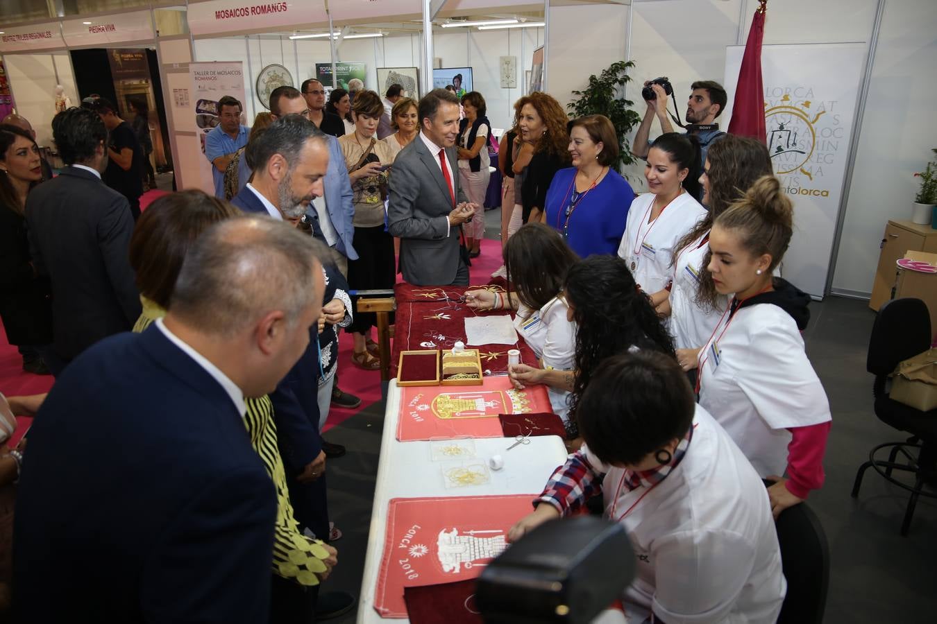 Una alfombra de color dió la bienvenida a los primeros visitantes de la Feria de Artesanía de la Región de Murcia, Feramur, que volvía después de tres años a Santa Quiteria, en Lorca