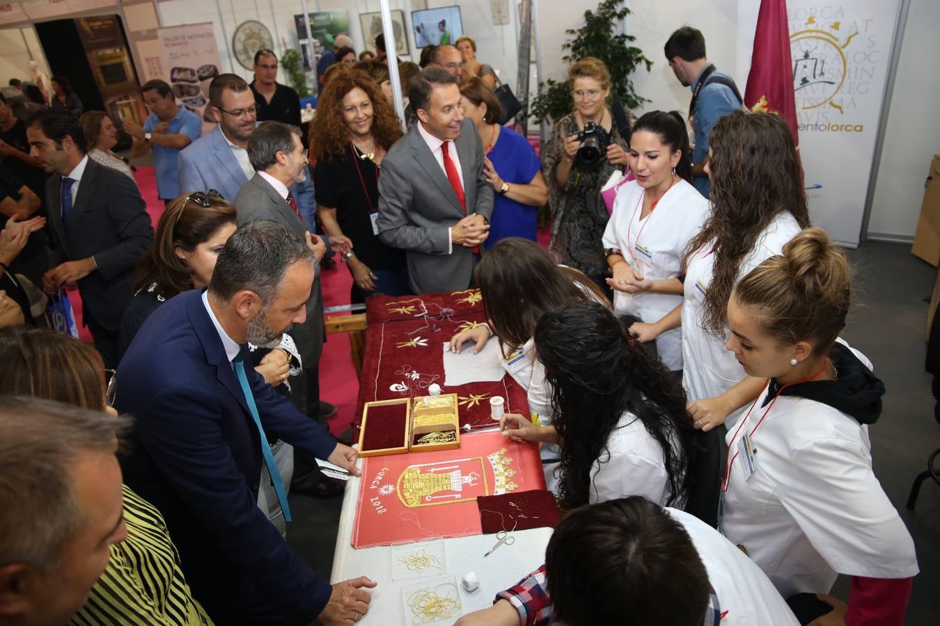 Una alfombra de color dió la bienvenida a los primeros visitantes de la Feria de Artesanía de la Región de Murcia, Feramur, que volvía después de tres años a Santa Quiteria, en Lorca