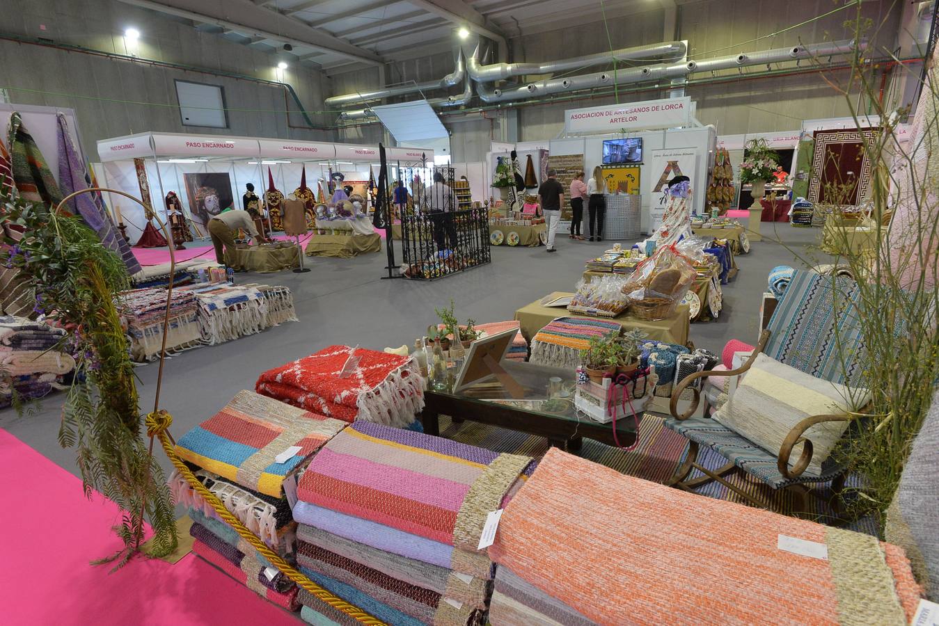 Una alfombra de color dió la bienvenida a los primeros visitantes de la Feria de Artesanía de la Región de Murcia, Feramur, que volvía después de tres años a Santa Quiteria, en Lorca