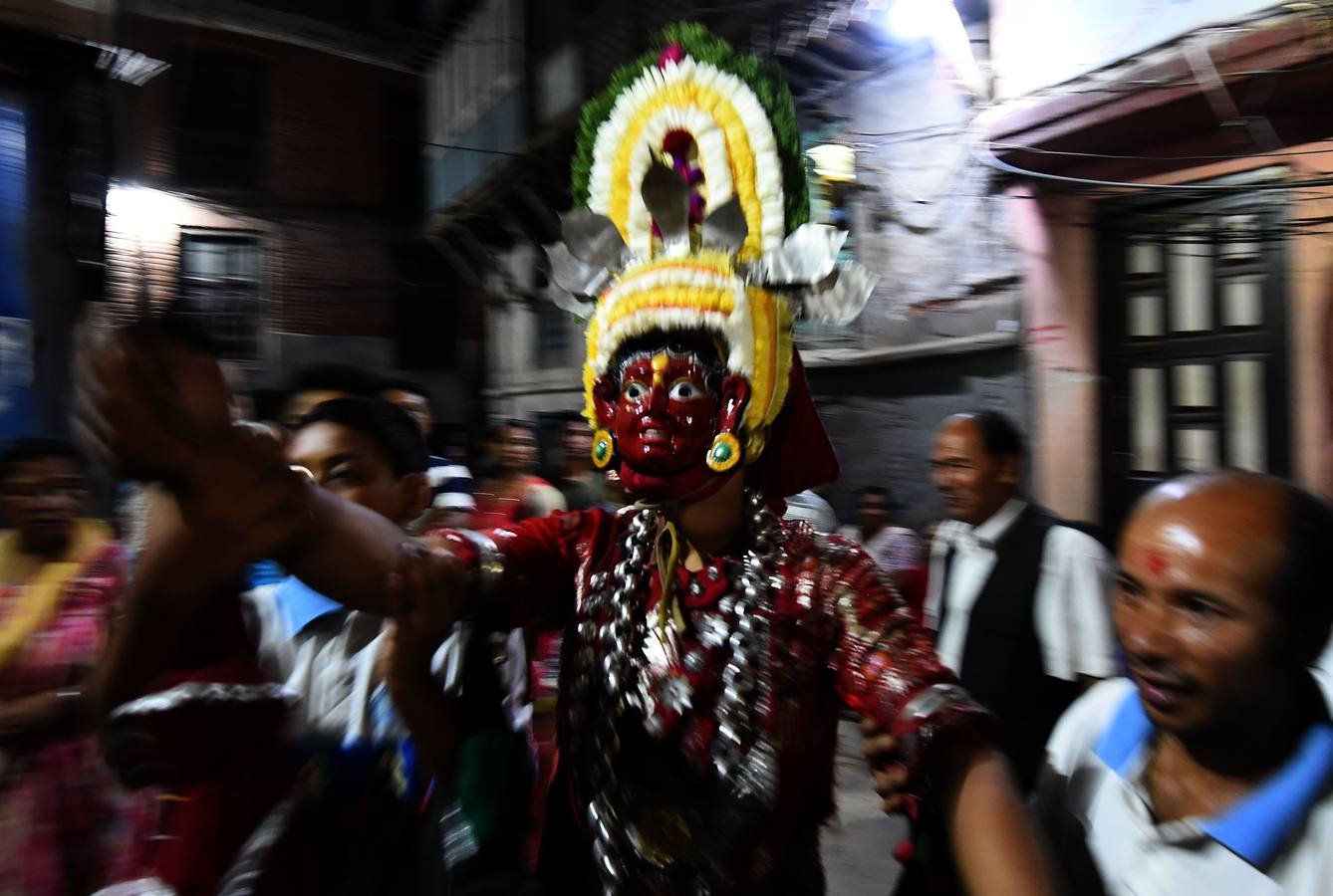 Miles de fieles asisten a las celebraciones del festival Indra Jatra, en Katmandú, Nepal, donde la mujeres se reúnen para beber alcohol casero de la boca del dios Bhairab, bailarines enmascarados danzan representando a las deidades locales y la diosa viviente Kumari, encarnada en una niña, es adorada durante una multidudinaria procesión.