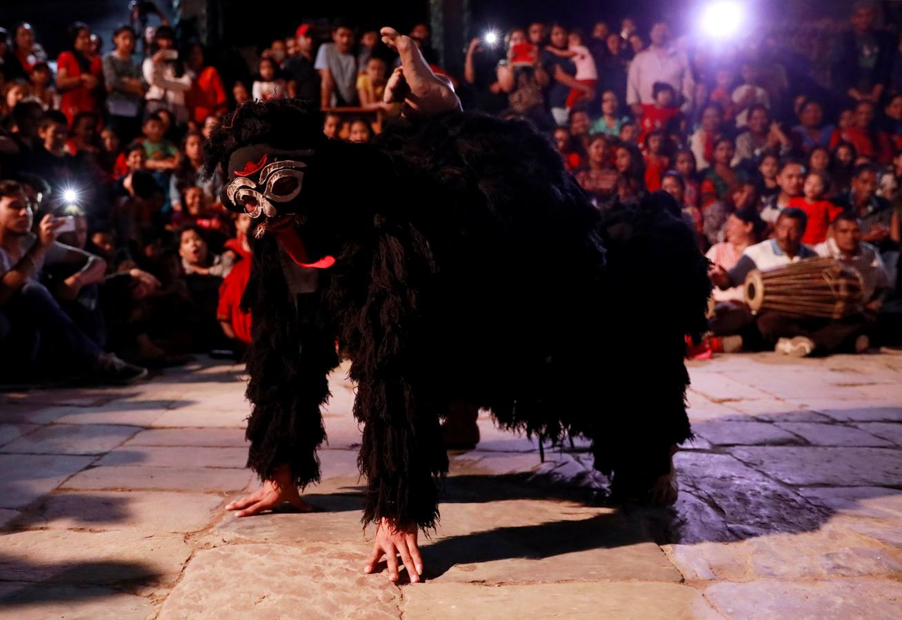 Miles de fieles asisten a las celebraciones del festival Indra Jatra, en Katmandú, Nepal, donde la mujeres se reúnen para beber alcohol casero de la boca del dios Bhairab, bailarines enmascarados danzan representando a las deidades locales y la diosa viviente Kumari, encarnada en una niña, es adorada durante una multidudinaria procesión.