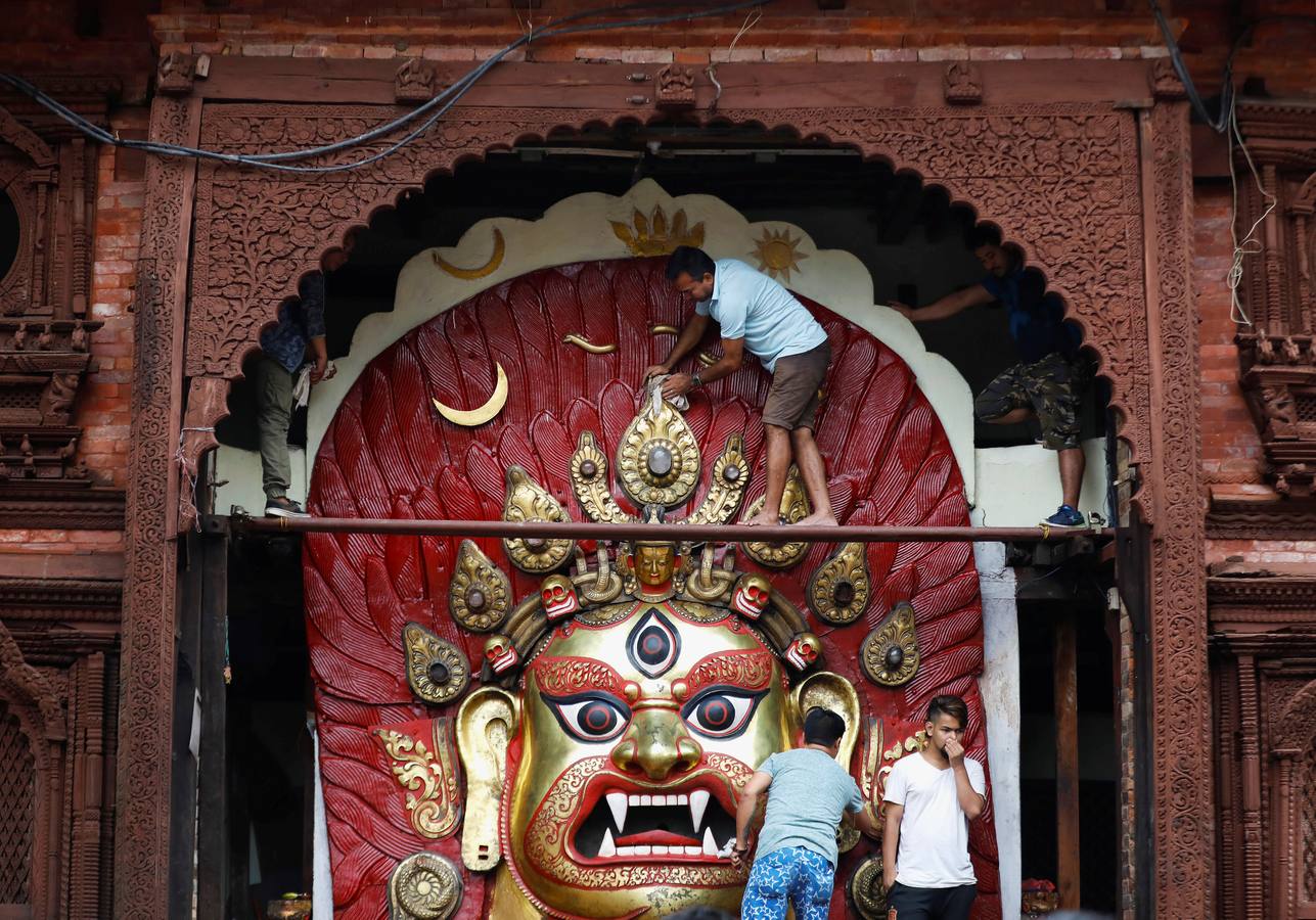 Miles de fieles asisten a las celebraciones del festival Indra Jatra, en Katmandú, Nepal, donde la mujeres se reúnen para beber alcohol casero de la boca del dios Bhairab, bailarines enmascarados danzan representando a las deidades locales y la diosa viviente Kumari, encarnada en una niña, es adorada durante una multidudinaria procesión.