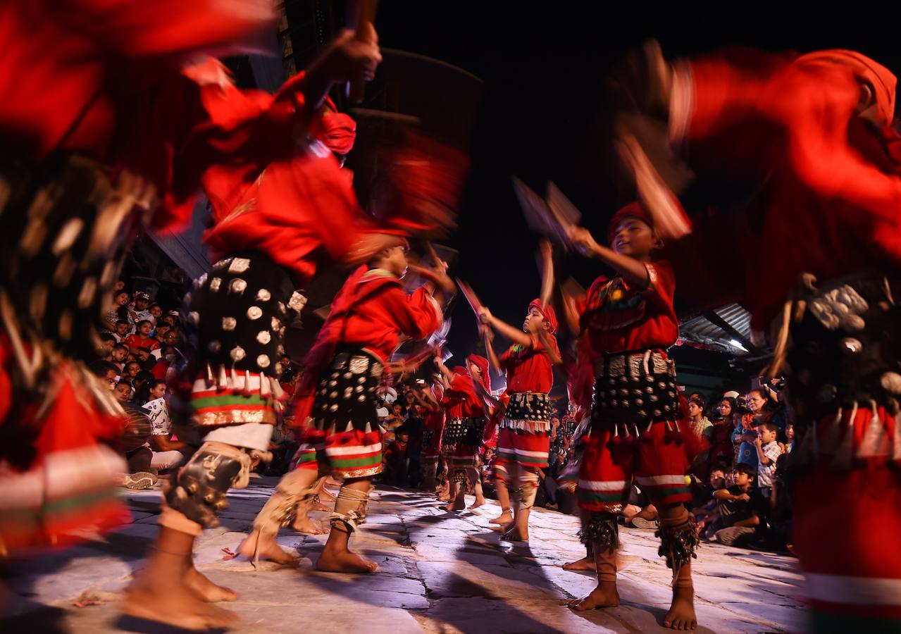 Miles de fieles asisten a las celebraciones del festival Indra Jatra, en Katmandú, Nepal, donde la mujeres se reúnen para beber alcohol casero de la boca del dios Bhairab, bailarines enmascarados danzan representando a las deidades locales y la diosa viviente Kumari, encarnada en una niña, es adorada durante una multidudinaria procesión.