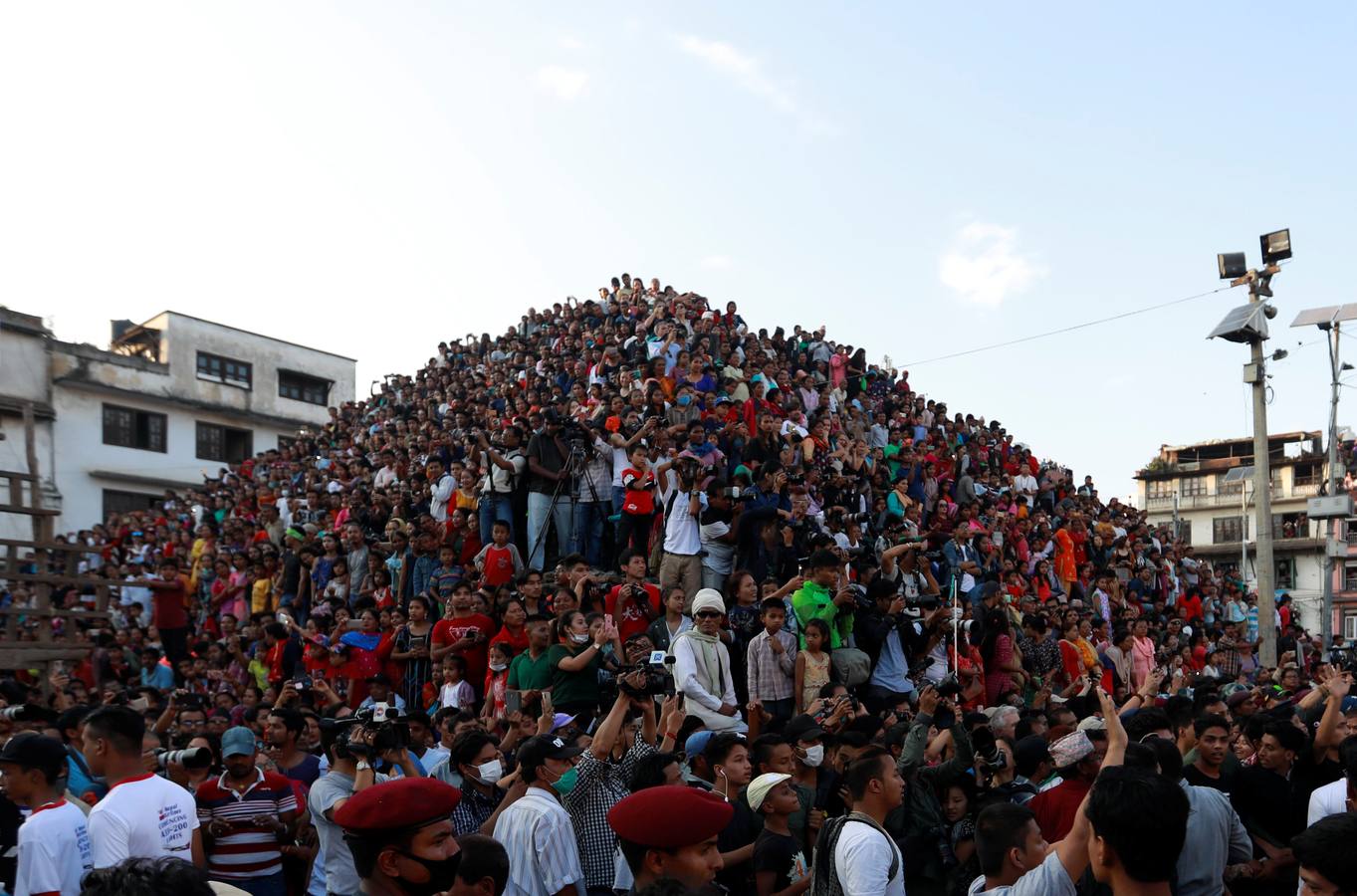 Miles de fieles asisten a las celebraciones del festival Indra Jatra, en Katmandú, Nepal, donde la mujeres se reúnen para beber alcohol casero de la boca del dios Bhairab, bailarines enmascarados danzan representando a las deidades locales y la diosa viviente Kumari, encarnada en una niña, es adorada durante una multidudinaria procesión.