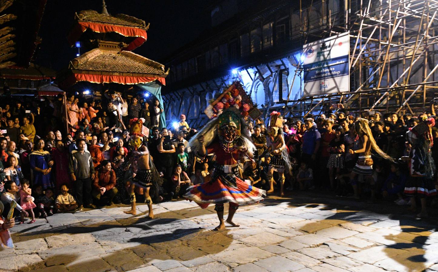 Miles de fieles asisten a las celebraciones del festival Indra Jatra, en Katmandú, Nepal, donde la mujeres se reúnen para beber alcohol casero de la boca del dios Bhairab, bailarines enmascarados danzan representando a las deidades locales y la diosa viviente Kumari, encarnada en una niña, es adorada durante una multidudinaria procesión.