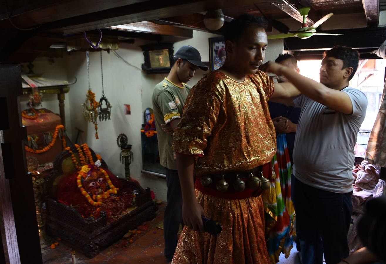 Miles de fieles asisten a las celebraciones del festival Indra Jatra, en Katmandú, Nepal, donde la mujeres se reúnen para beber alcohol casero de la boca del dios Bhairab, bailarines enmascarados danzan representando a las deidades locales y la diosa viviente Kumari, encarnada en una niña, es adorada durante una multidudinaria procesión.