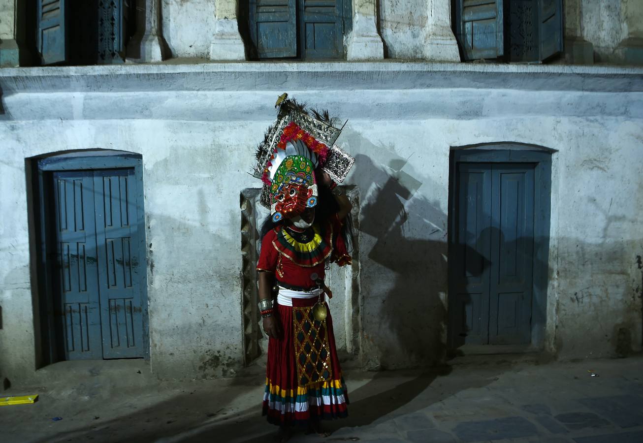 Miles de fieles asisten a las celebraciones del festival Indra Jatra, en Katmandú, Nepal, donde la mujeres se reúnen para beber alcohol casero de la boca del dios Bhairab, bailarines enmascarados danzan representando a las deidades locales y la diosa viviente Kumari, encarnada en una niña, es adorada durante una multidudinaria procesión.