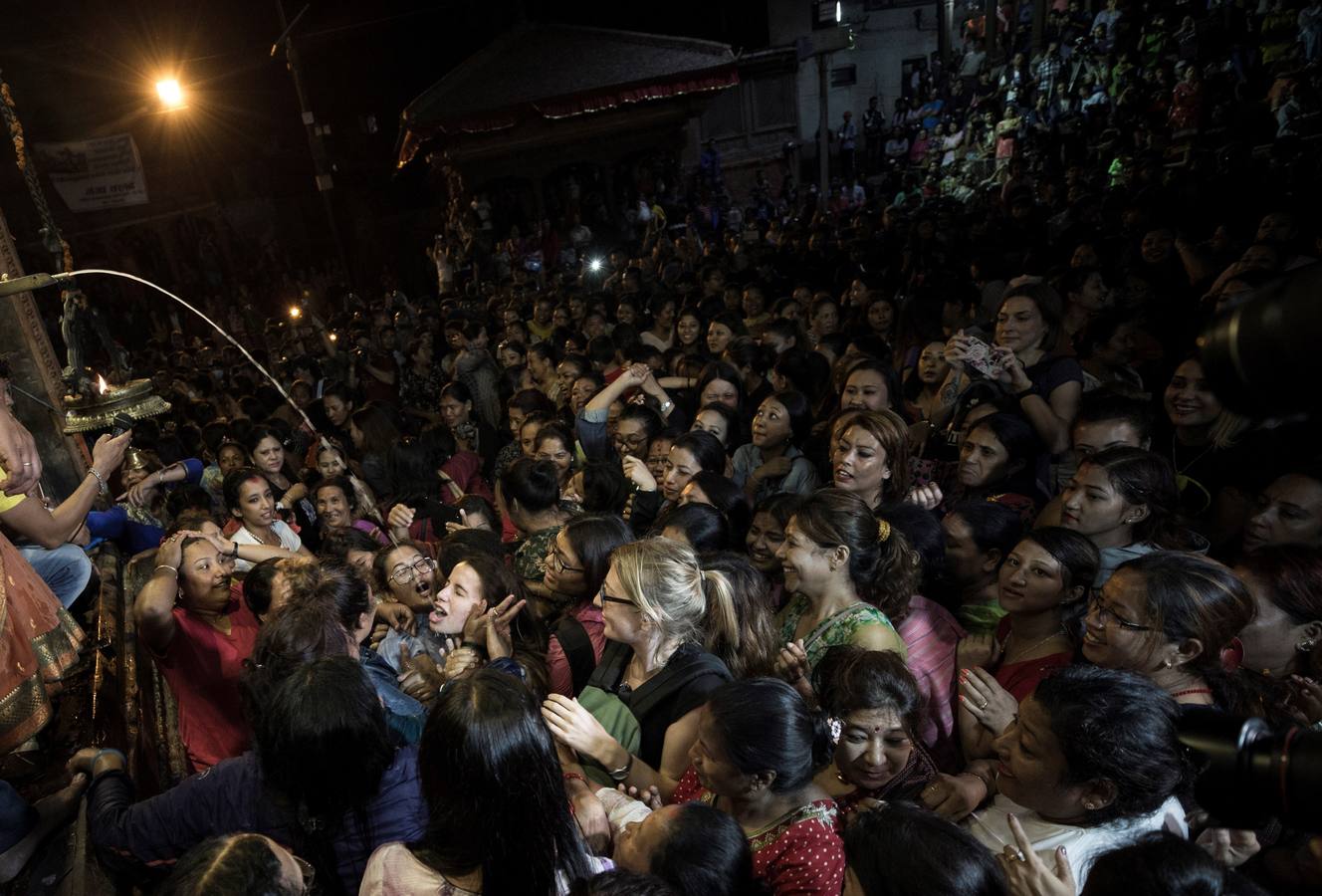 Miles de fieles asisten a las celebraciones del festival Indra Jatra, en Katmandú, Nepal, donde la mujeres se reúnen para beber alcohol casero de la boca del dios Bhairab, bailarines enmascarados danzan representando a las deidades locales y la diosa viviente Kumari, encarnada en una niña, es adorada durante una multidudinaria procesión.