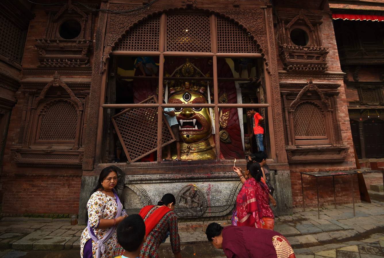 Miles de fieles asisten a las celebraciones del festival Indra Jatra, en Katmandú, Nepal, donde la mujeres se reúnen para beber alcohol casero de la boca del dios Bhairab, bailarines enmascarados danzan representando a las deidades locales y la diosa viviente Kumari, encarnada en una niña, es adorada durante una multidudinaria procesión.