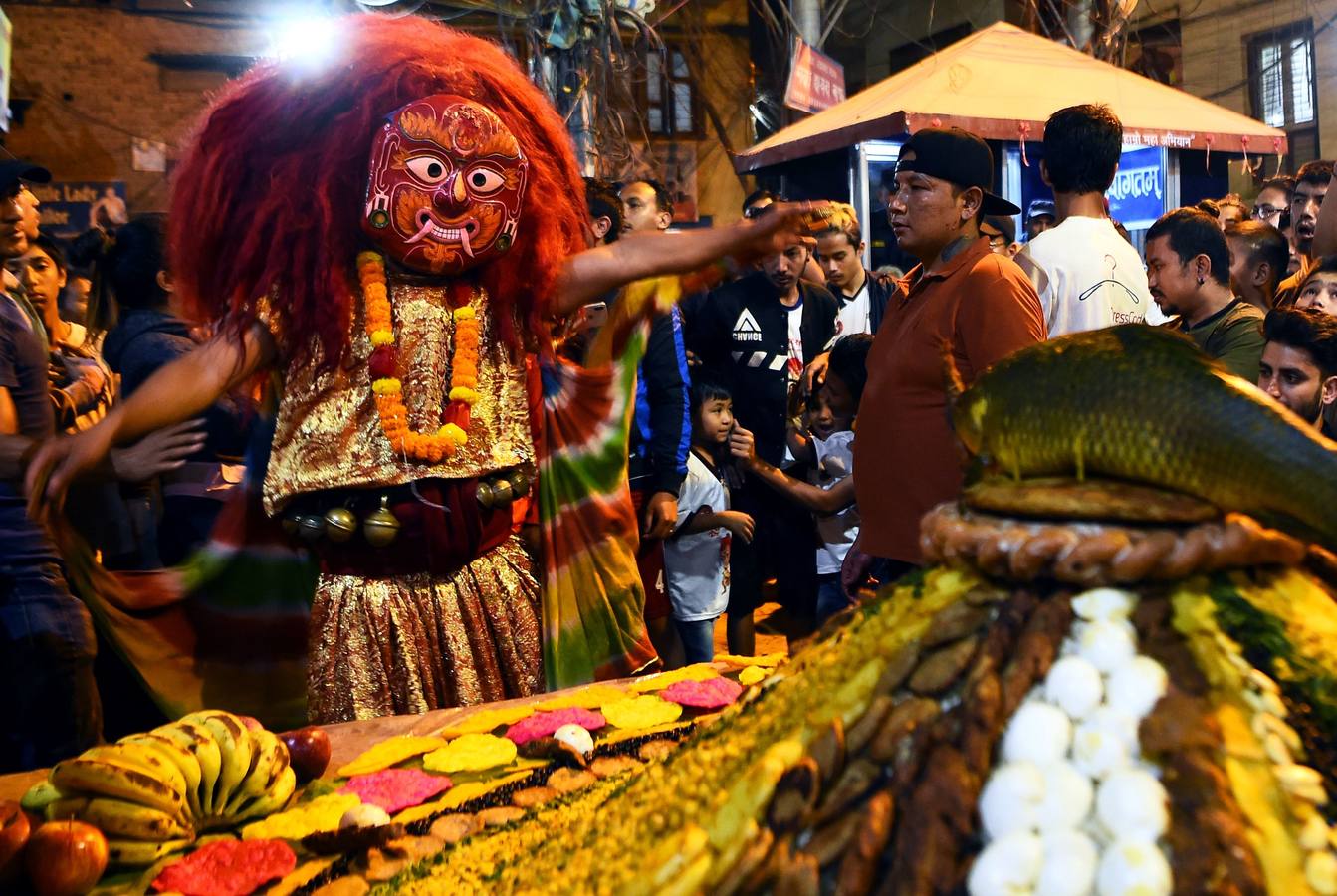 Miles de fieles asisten a las celebraciones del festival Indra Jatra, en Katmandú, Nepal, donde la mujeres se reúnen para beber alcohol casero de la boca del dios Bhairab, bailarines enmascarados danzan representando a las deidades locales y la diosa viviente Kumari, encarnada en una niña, es adorada durante una multidudinaria procesión.