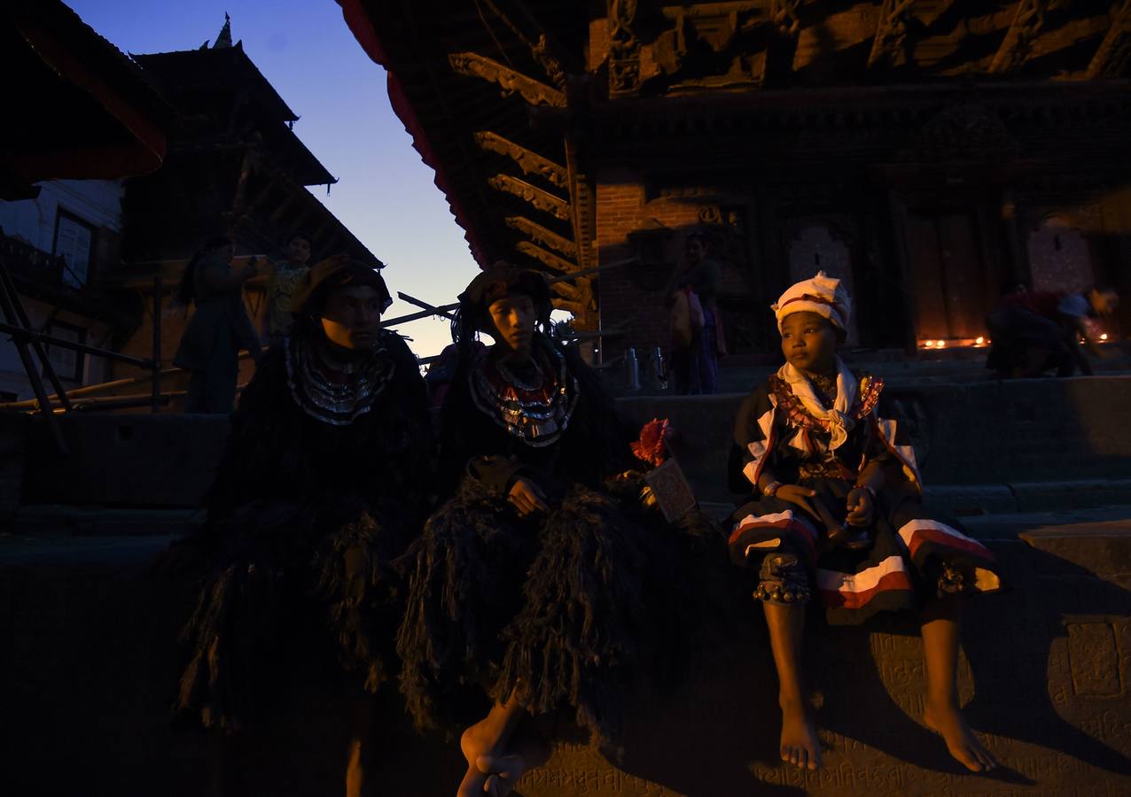 Miles de fieles asisten a las celebraciones del festival Indra Jatra, en Katmandú, Nepal, donde la mujeres se reúnen para beber alcohol casero de la boca del dios Bhairab, bailarines enmascarados danzan representando a las deidades locales y la diosa viviente Kumari, encarnada en una niña, es adorada durante una multidudinaria procesión.