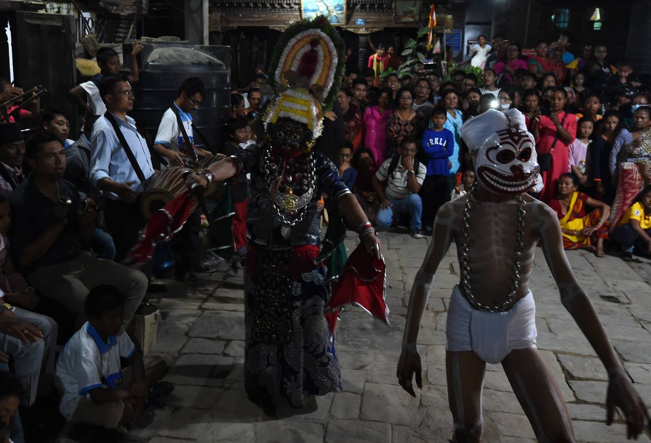 Miles de fieles asisten a las celebraciones del festival Indra Jatra, en Katmandú, Nepal, donde la mujeres se reúnen para beber alcohol casero de la boca del dios Bhairab, bailarines enmascarados danzan representando a las deidades locales y la diosa viviente Kumari, encarnada en una niña, es adorada durante una multidudinaria procesión.