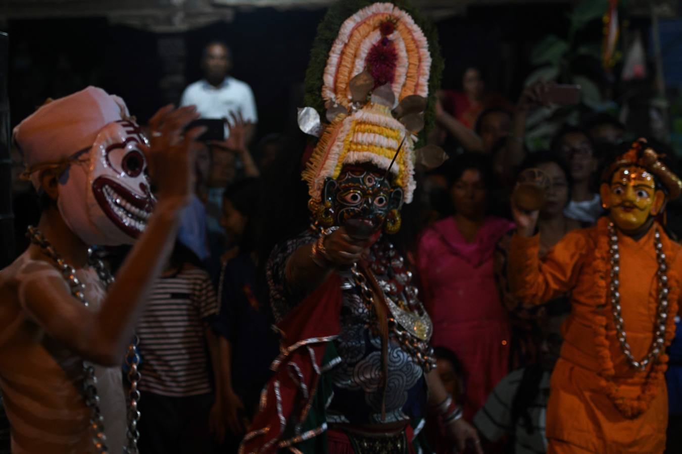 Miles de fieles asisten a las celebraciones del festival Indra Jatra, en Katmandú, Nepal, donde la mujeres se reúnen para beber alcohol casero de la boca del dios Bhairab, bailarines enmascarados danzan representando a las deidades locales y la diosa viviente Kumari, encarnada en una niña, es adorada durante una multidudinaria procesión.