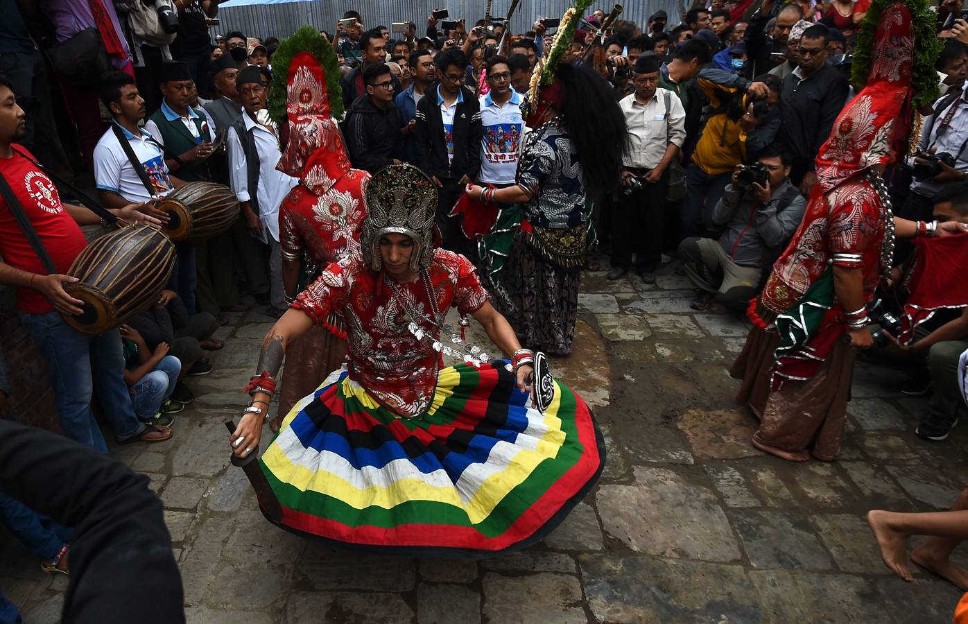 Miles de fieles asisten a las celebraciones del festival Indra Jatra, en Katmandú, Nepal, donde la mujeres se reúnen para beber alcohol casero de la boca del dios Bhairab, bailarines enmascarados danzan representando a las deidades locales y la diosa viviente Kumari, encarnada en una niña, es adorada durante una multidudinaria procesión.