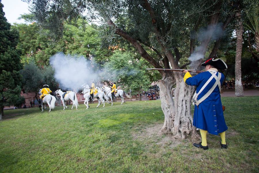 El murciano barrio de Santa María de Gracia acoge la recreación de este episodio de la Guerra de Sucesión Española, del que se cumple el 312 aniversario y que dejó más de 400 muertos