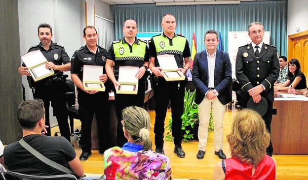 Los agentes homenajeados, junto al alcalde. 