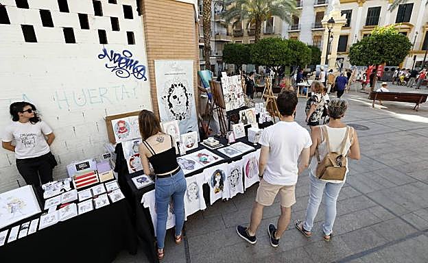 Varios artistas pintando en la plaza de Santa Eulalia en el último mercadillo de 'La Mudanza' celebrado en junio.
