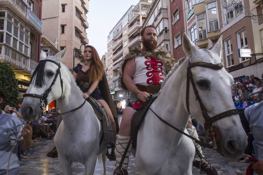 Cuatro mil personas escenifican en tres horas y media la historia de dos pueblos, Roma y Carthago, en un desfile rápido y vistoso