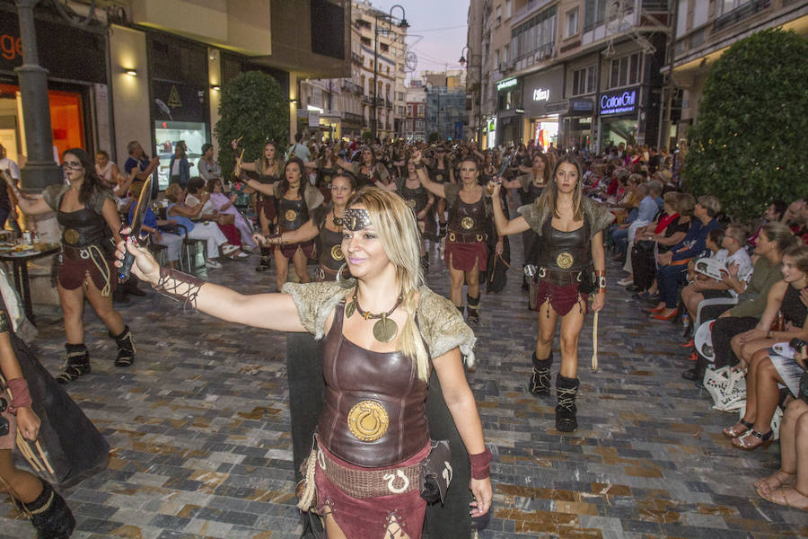 Cuatro mil personas escenifican en tres horas y media la historia de dos pueblos, Roma y Carthago, en un desfile rápido y vistoso