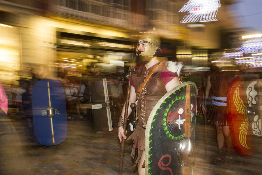 Cuatro mil personas escenifican en tres horas y media la historia de dos pueblos, Roma y Carthago, en un desfile rápido y vistoso