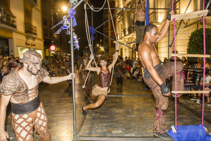 Cuatro mil personas escenifican en tres horas y media la historia de dos pueblos, Roma y Carthago, en un desfile rápido y vistoso