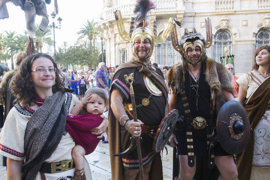 Cuatro mil personas escenifican en tres horas y media la historia de dos pueblos, Roma y Carthago, en un desfile rápido y vistoso