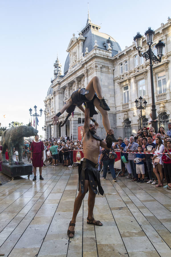 Cuatro mil personas escenifican en tres horas y media la historia de dos pueblos, Roma y Carthago, en un desfile rápido y vistoso