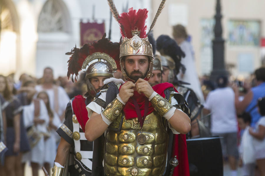 Cuatro mil personas escenifican en tres horas y media la historia de dos pueblos, Roma y Carthago, en un desfile rápido y vistoso
