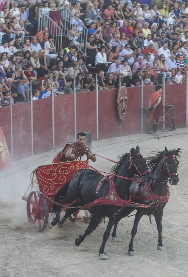 Dos mil personas vibran con las carreras de bigas y las luchas de seis gladiadores, en un acto muy aplaudido